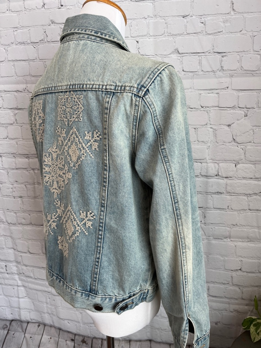 Go Fish Light Wash Denim Jacket - Picture 4 of 5